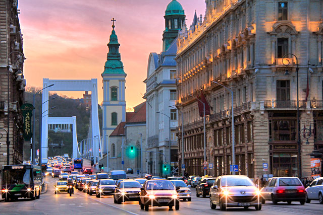 Rua Kossuth Lajos, próximo à Ferenciek tére (Praça Franciscana). Erzsébet híd (Ponte Elizabeth) ao fundo