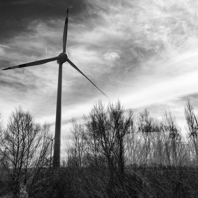 Aerogerador visto na viagem de trem de Viena a Budapeste (via Instagram)