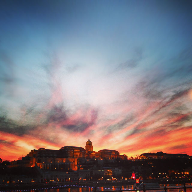 Castelo de Buda, visto da margem oriental do Danúbio (via Instagram)