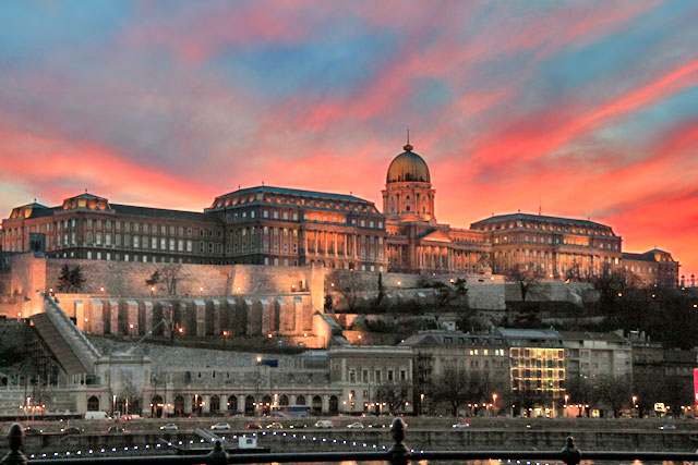 Castelo de Buda, visto da margem oriental do Danúbio