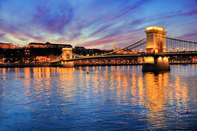 Rio Danúbio e Ponte Széchenyi Lánchíd (Ponte das Correntes)