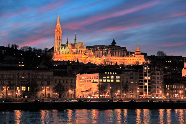Conjunto formado pela Mátyás-templom (Igreja de Matias) e pelo Halászbástya (Bastião dos Pescadores)