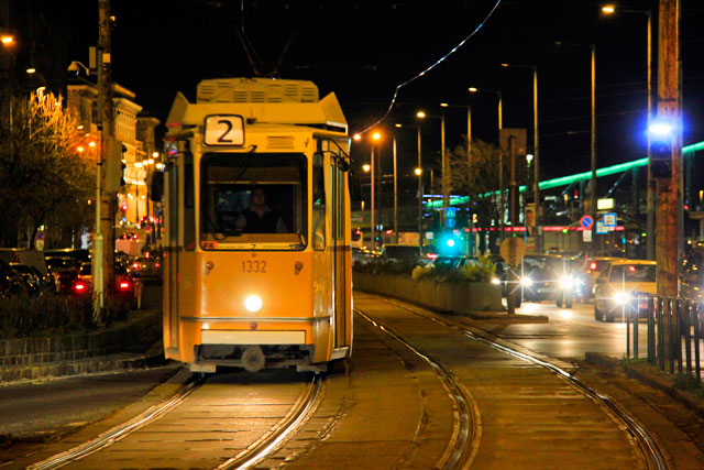 Bonde elétrico trafega às margens do Danúbio