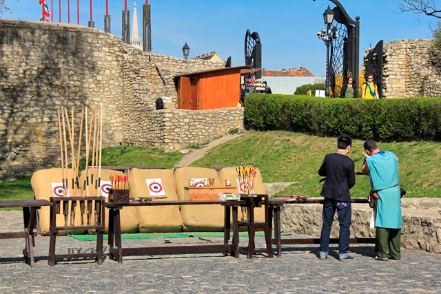 Prática recreativa de arco e flecha no complexo do Castelo de Buda