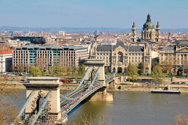 Ponte das Correntes, vista dos mirantes do Castelo de Buda