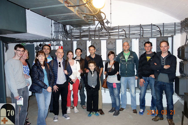 Eu e o Élcio junto ao grupo de visitantes no Sziklakórház Múzeum (Hospital in the Rock) - Foto em www.hospitalontherock.hu