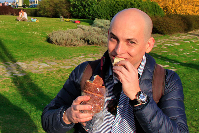 Eu comendo um kürtőskalács no Castelo de Buda