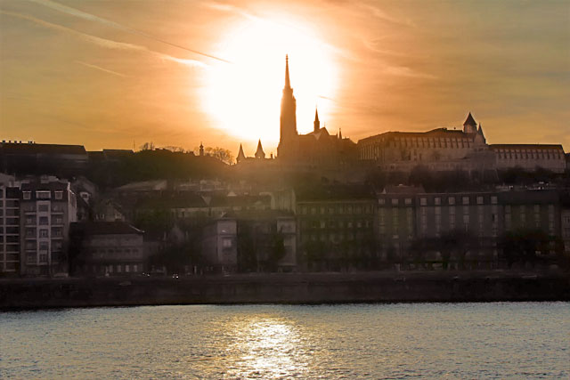 Buda vista do outro lado do Danúbio. Destaque para a torre da Igreja de Matias