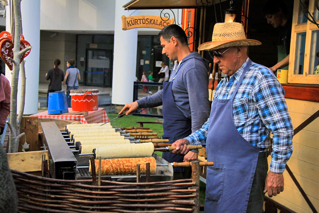 kürtőskalács sendo preparado na feira do Parque Millenáris