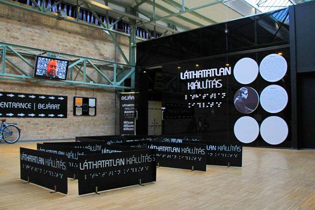 Entrada da Láthatatlan Kiállítás (Exposição Invisível)