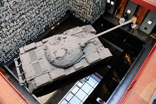 Tanque de guerra exposto na Terror Háza (Casa do Terror)