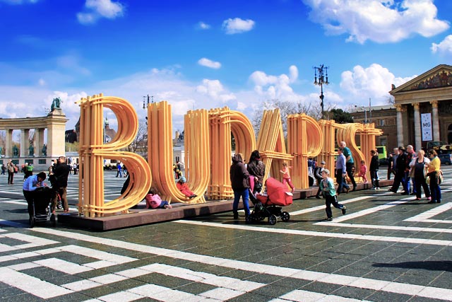 Letreiro na Praça dos Heróis
