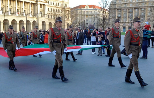 Cerimônia da troca da guarda do Parlamento, na Kossuth Lajos tér