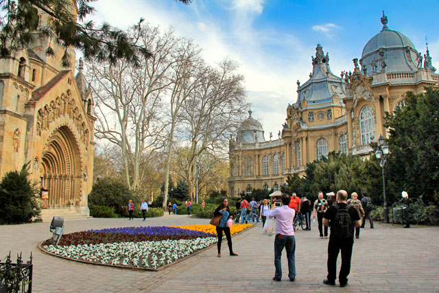 À esquera está a Magyar e à direita o Mezőgazdasági Múzeum (Museu Húngaro da Agricultura)
