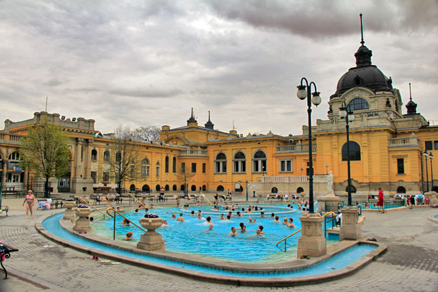 Piscina com tanque giratório, no Széchenyi Gyógyfürdő