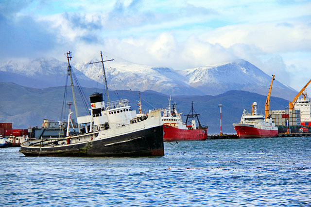 Rebocador Saint Cristopher, na baía de Ushuaia
