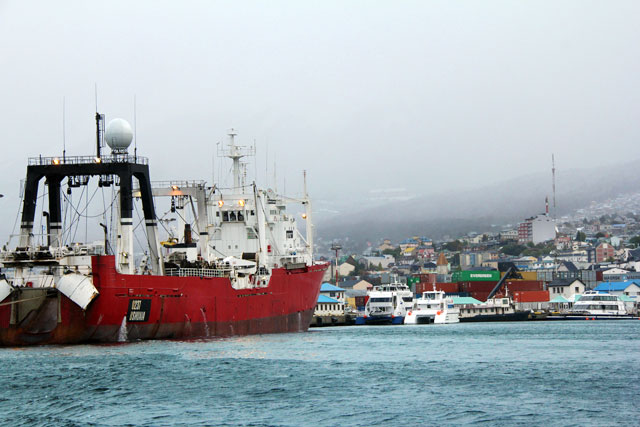 Navegando próximo ao porto de Ushuaia, no passeio à Isla de los Lobos