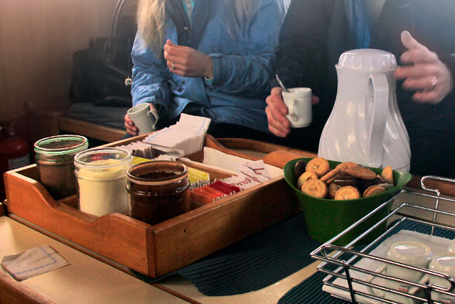 Lanche servido a bordo, com chás, café e galletitas (biscoitos)