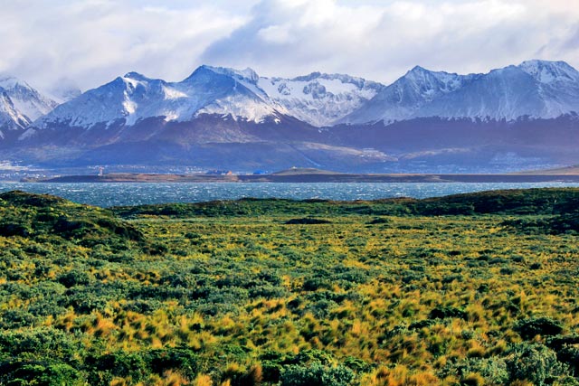Cordão montanhoso de Ushuaia e Canal Beagle, vistos da Isla Bridges