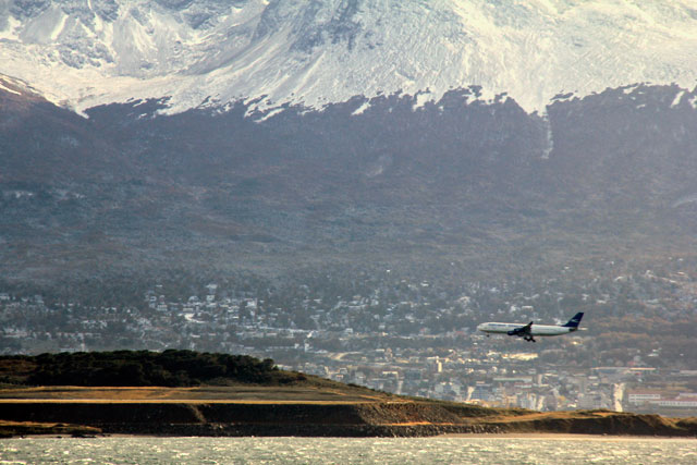 Aeroporto Internacional de Ushuaia, visto da Isla Bridges