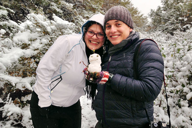 Cintia me presenteia com um boneco de neve, no Parque Nacional Tierra del Fuego