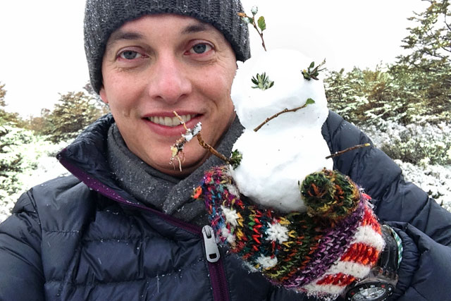 Cintia me presenteia com um boneco de neve, no Parque Nacional Tierra del Fuego