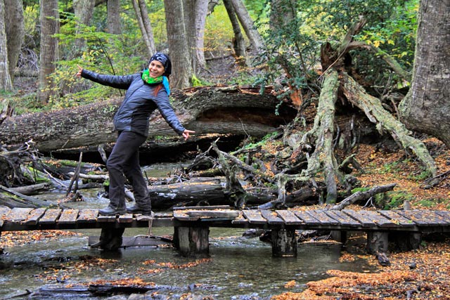 Trilha que ladeia o Lago Roca, no Parque Nacional Tierra del Fuego