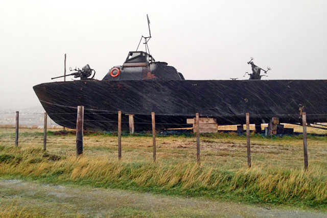 Barco exposto próximo ao Aeroclub Ushuaia