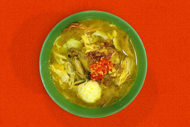 Me soto ayam (sopa de frango javanesa)