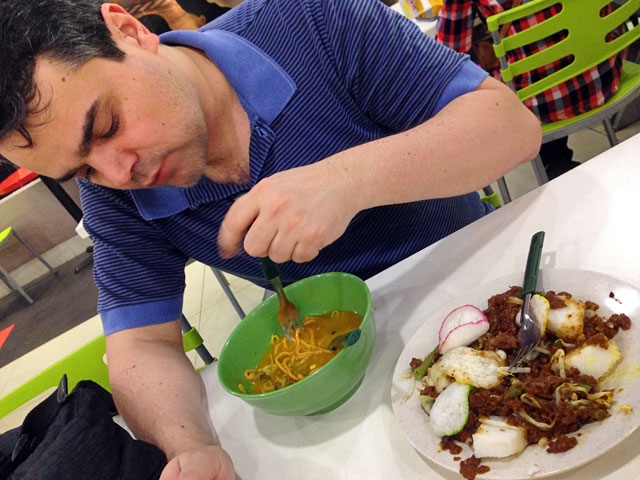 Élcio rejeita a carne moída com molho de amendoim