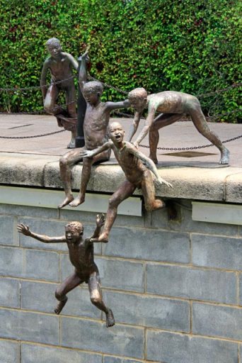 Escultura First Generation (Primeira Geração), de Chong Fah Cheong