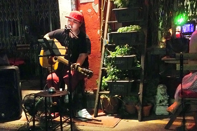 Fim de noite com música ao vivo no bar Going Om, na Haji Lane