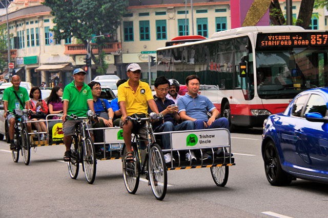 Ciclo-riquixás da Trishaw Uncle trafegam pela Serangoon, em Little India