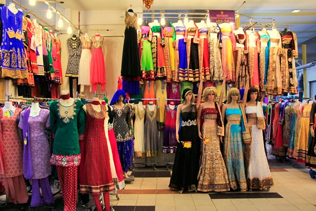 Lojas de roupas no segundo piso do Tekka Centre, em Little India