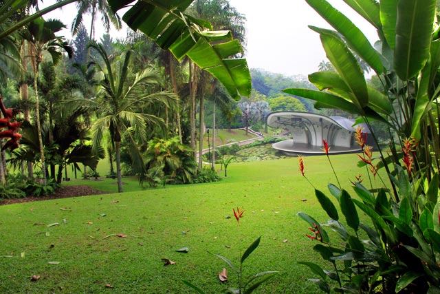 Botanic Gardens. Ao fundo, está o palco da Shaw Foundation Symphony
