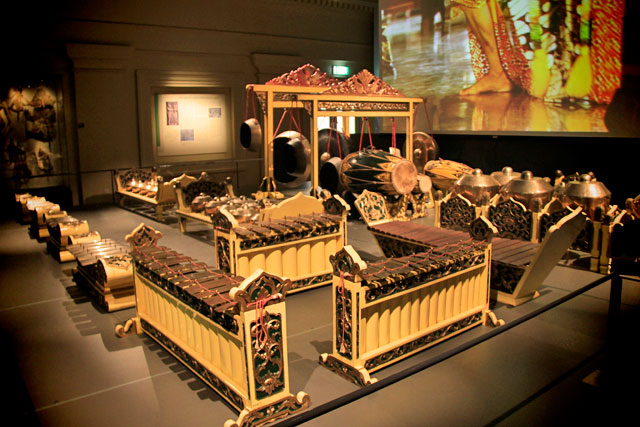 Instrumentos musicais expostos no Asian Civilisations Museum (Museu das Civilizações Asiáticas)