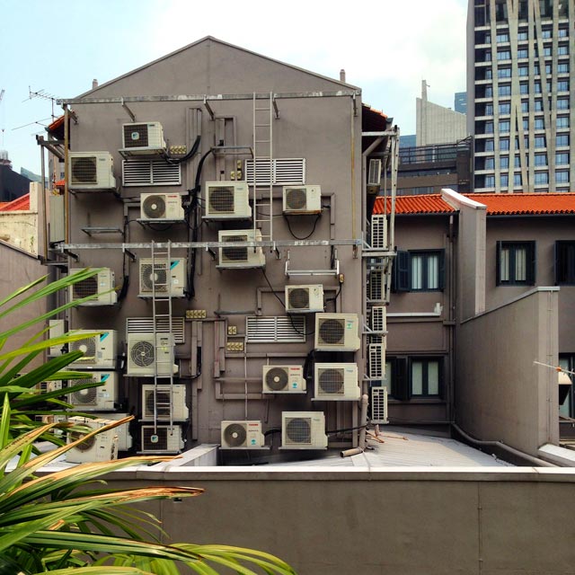 Edifício em Chinatown mostra o uso intenso de aparelhos de ar condicionado (via Instagram)