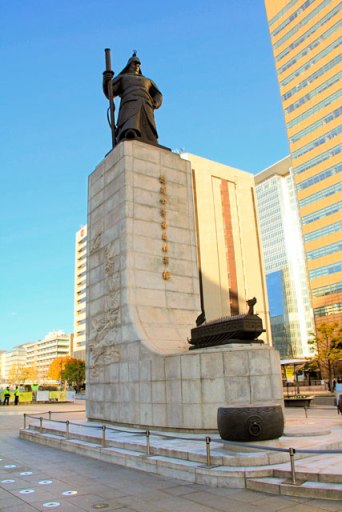 Estátua do Almirante Yi Sun-sin, na Sejongno