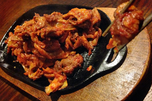 Carne de porco picante servida em Insa-dong