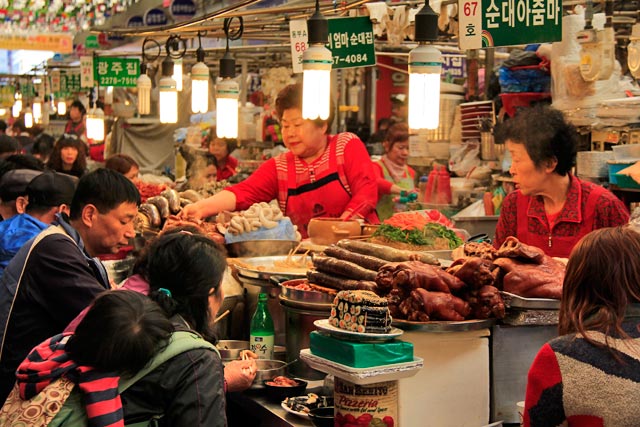 Ajummas servem refeições típicas no Mercado de Kwangjang