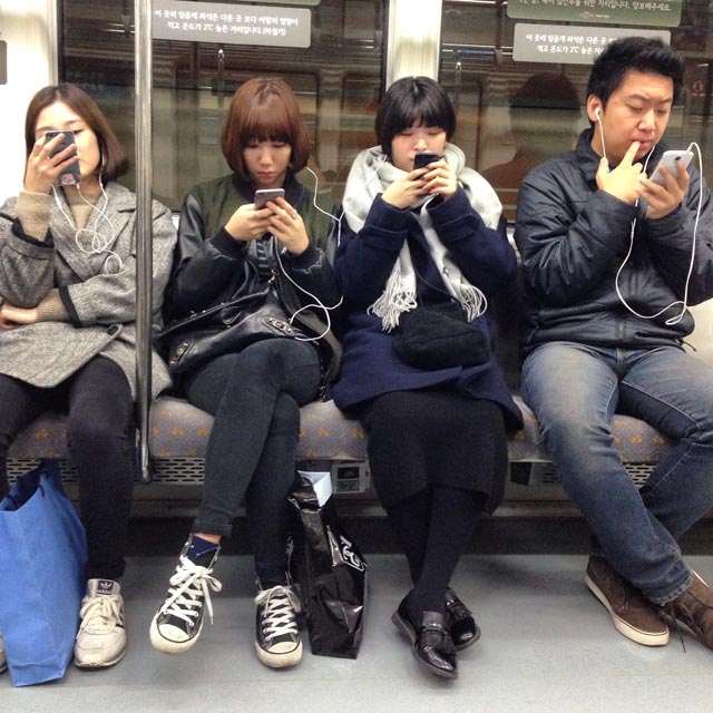Seulenses com seus smartphones no metrô (via Instagram)