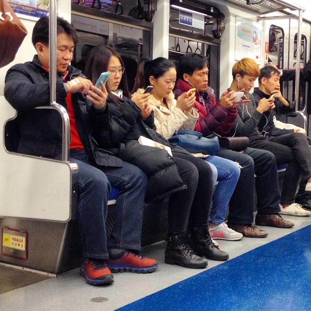 Seulenses com seus smartphones no metrô (via Instagram)