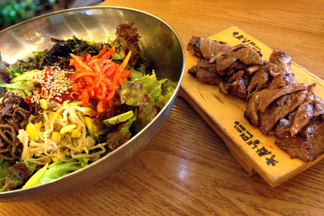 Arroz com salada de vegetais e carne bovina, no Yookssam Naengmyeon