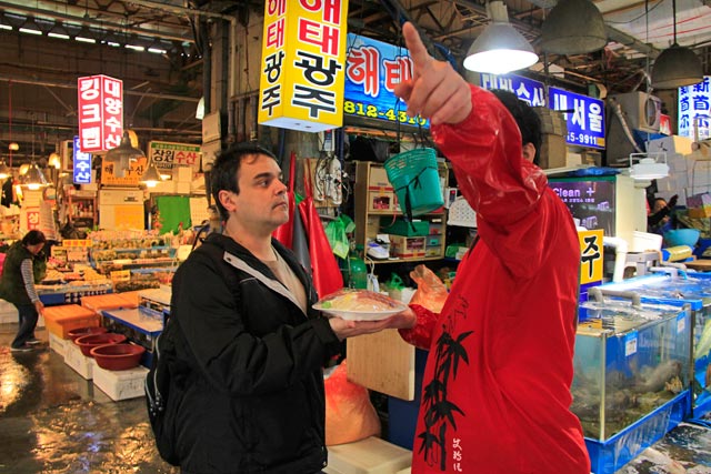 Peixeiro do Noryangjin indica ao Élcio onde comer