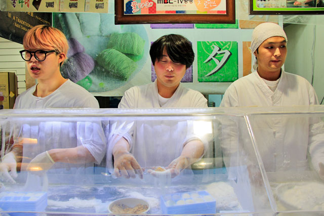 Doceiros preparam o kkultarae, na Insadong-gil, em Insa-dong