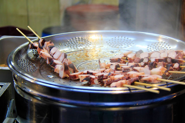 Espetinho de tentáculo de polvo, servido na Insadong-gil, em Insa-dong
