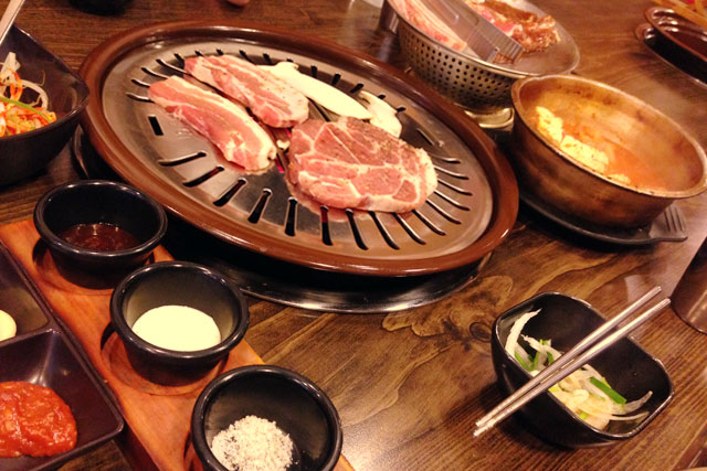 Bulgogi servido em restaurante de Sinchon-dong