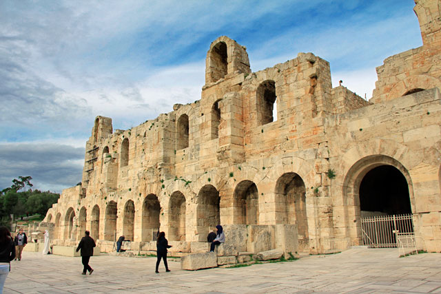 Fachada do Odeão de Herodes Ático, na Dionysiou Areopagitou