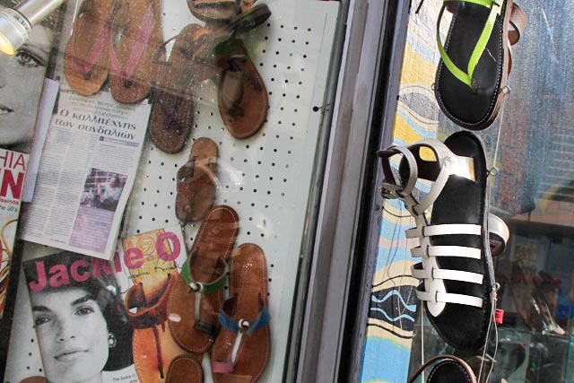 Detalhe da vitrine da loja Melissinos Art