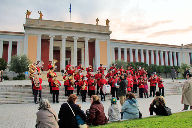Banda toca diante do Museu Arqueológico de Atenas
